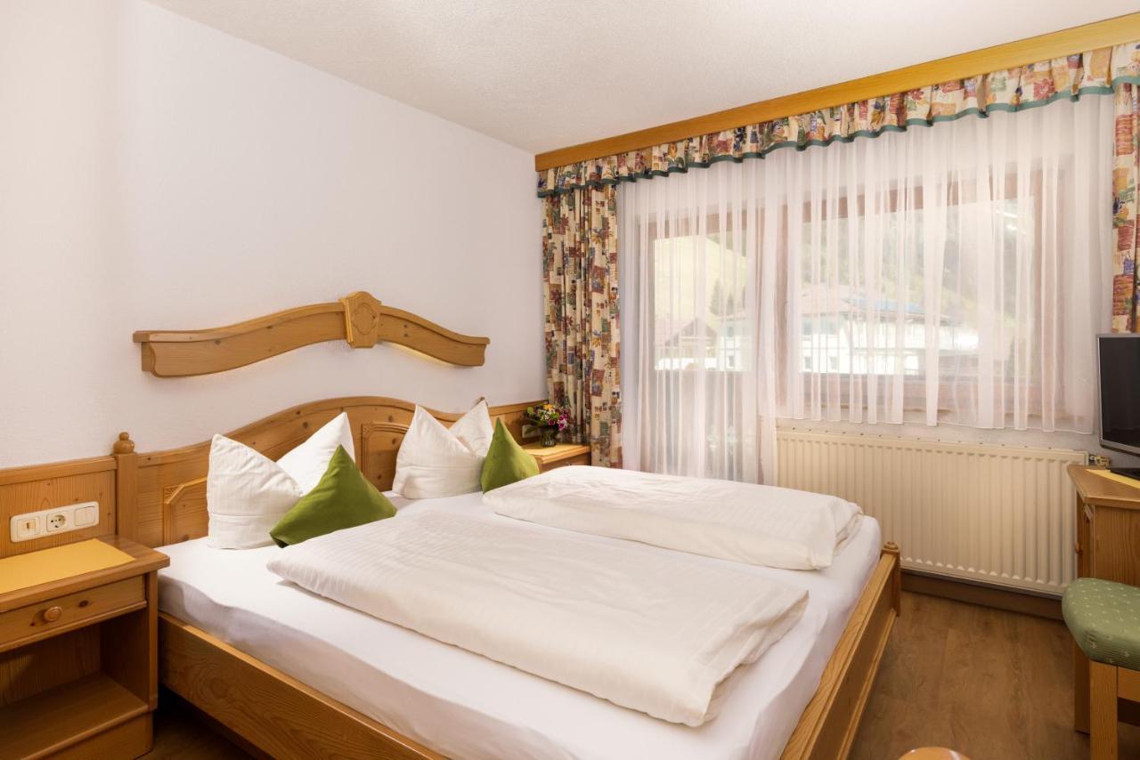 Gasthof Baren Hotel Holzgau Bagian luar foto