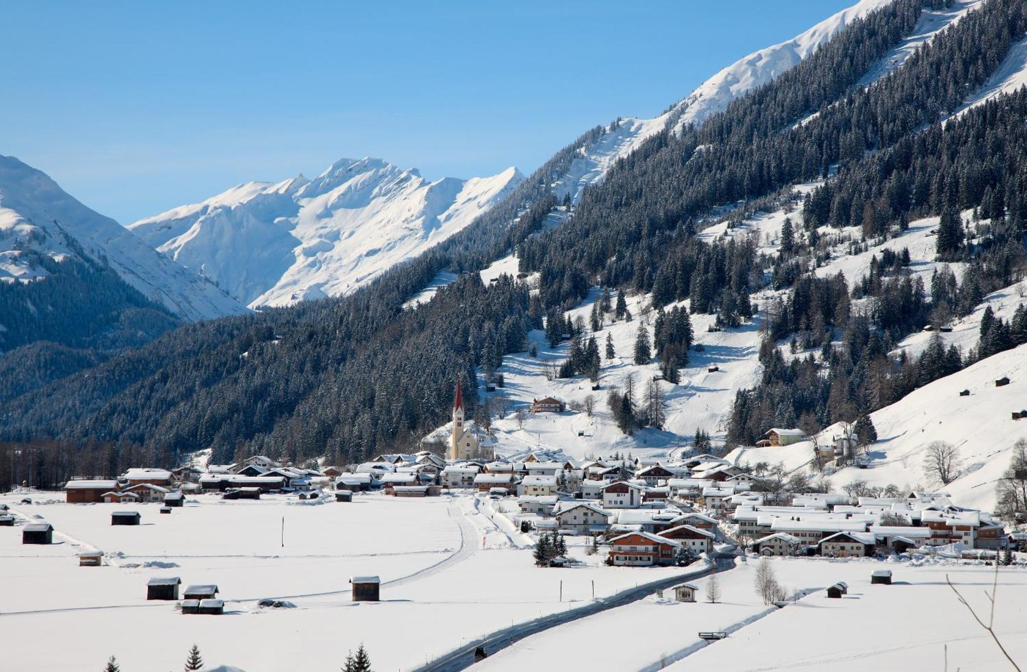 Gasthof Baren Hotel Holzgau Bagian luar foto