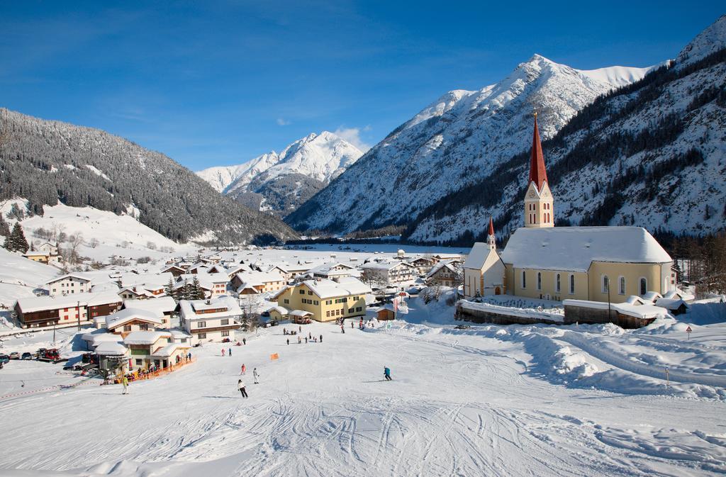 Gasthof Baren Hotel Holzgau Bagian luar foto